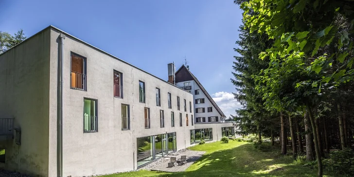 Hotel má tříhvězdičkové a čtyřhvězdičkové pokoje. Pokud chcete pokoj vyššího standardu, s rezervací neotálejte.  