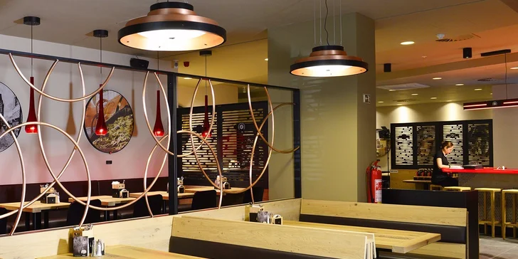 Jedná se o Budweiser Budvar Restaurant, takže je jasné, co se tu točí.