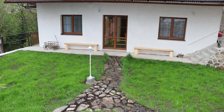 Zahrada má 200 m², pro děti je tu houpačka a pískoviště. 