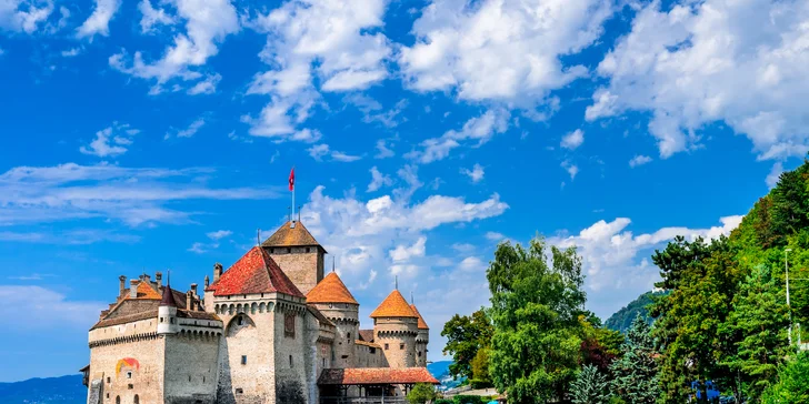 Zastávka Montreux na břehu Ženevského jezera.
