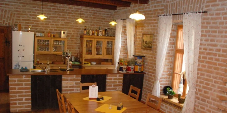 Snídaně se podávají formou bufetu, večeře jsou servírované (polévka a hlavní chod).
