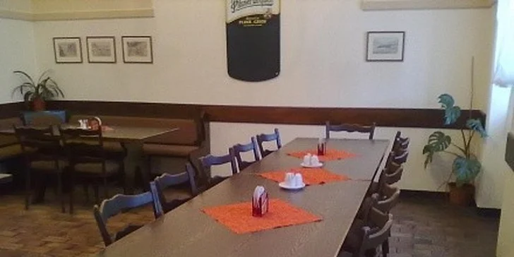 Interiér Zámecké restaurace Manětín.