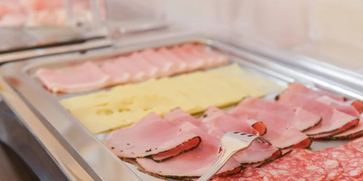 Dáte si rakúske pečivo, ale aj regionálne syry, údeniny, domáce marmelády a sezónne ovocie.