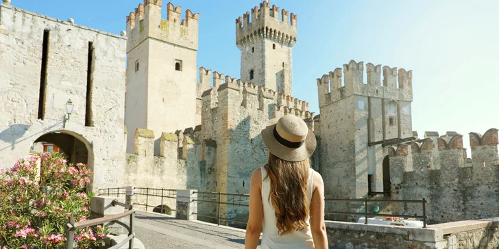 Menšiu zastávku si urobíte v malebnom meste s výraznou dominantou, a to stredovekým hradom na brehu Gardského jazera – Sirmione.