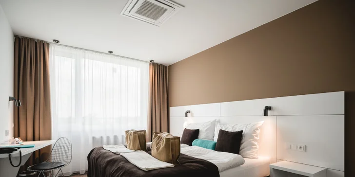 V pokoji budete mít připravený wellness set s županem a ručníky. 