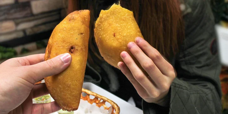 Díky empanadas (na obrázku) a patacones se na chvíli ocitnete na druhé straně planety.