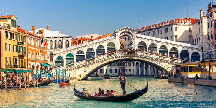 Uvidíte i nejslavnější most světa Ponte di Rialto. 