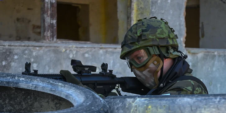 Tábor probíhá na hřišti ARMA v Ústí nad Labem. Začátečníkům odpadá starost s výbavou, protože masku, brýle i zbraň dostanou zapůjčené na místě (za příplatek).