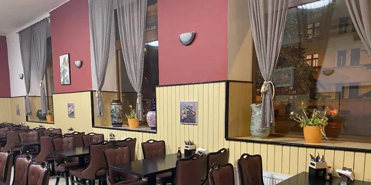Restauraci najdete hned u tramvajové zastávky Nádraží Vršovice. 