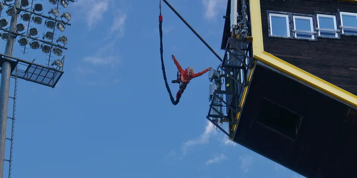 V Harrachově se skáče z televizní věže, která má 36 m a tyčí se ve výšce 145 m nad městem.