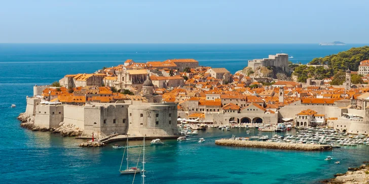 Pojedete pohodlným autobusem a zajištěných máte 7 nocí v hotelu na Makarské riviéře (na fotce Dubrovník). 