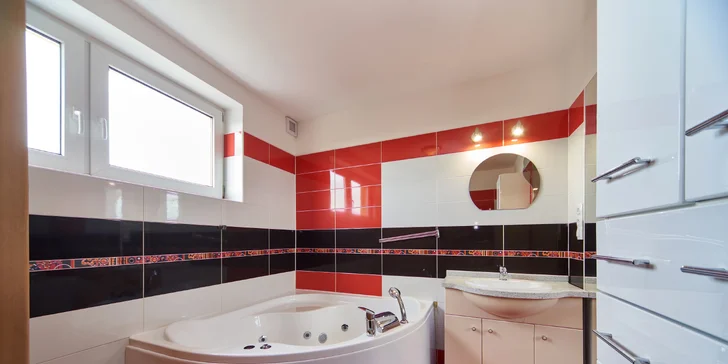 Největší komfort poskytne čtyřlůžkový pokoj nadstandard s vířivou vanou. 