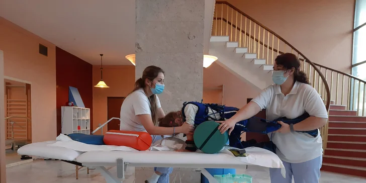 Rehabilitácie sú pre deti s diagnózou epilepsia nevyhnuté. Často vyžadujú starostlivosť viacerých odborníkov: fyzioterapeuta, logopéda a ďalšie terapie ako napr. hipoterapia, muzikoterapia a pod.