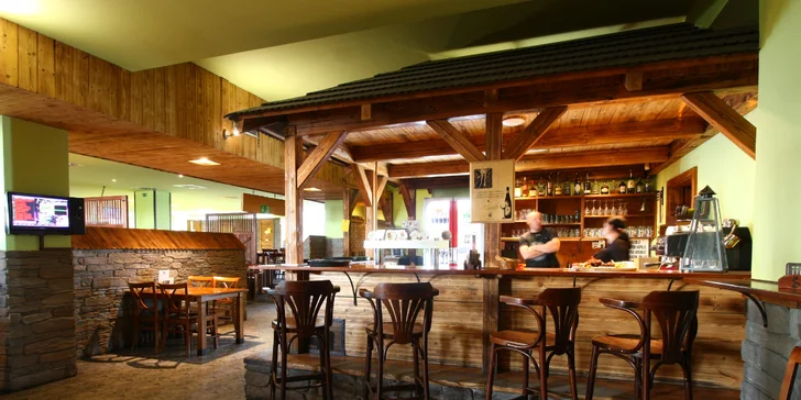 Restaurace má otevřeno až do půlnoci.