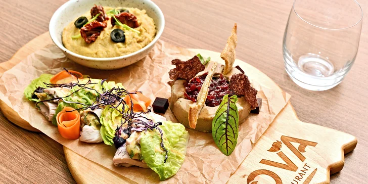 První předkrm si vyberete ze dvou variant. Bude to kachní paštika s cibulovou zavařeninou nebo hummus se sušenými rajčaty a olivami?