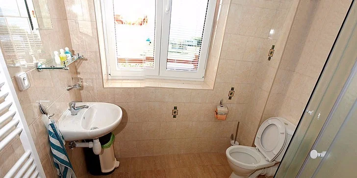 Každý pokoj má vlastní sociální zařízení.