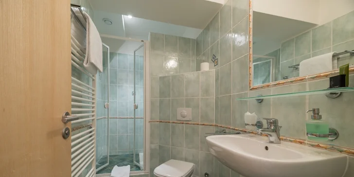 Samozřejmostí všech pokojů je koupelna s WC.