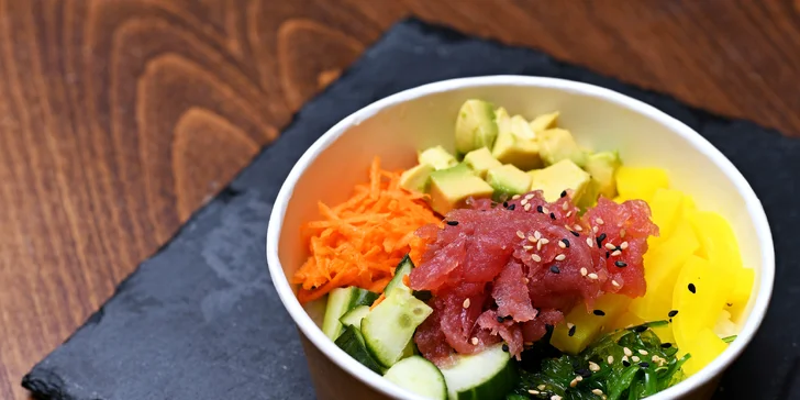 SushiTakeAway nabízí klasické poke s lososem nebo tuňákem i speciality s krabem nebo mangem a pomerančem.
