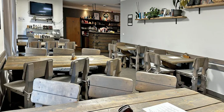 Restauraci najdete v příjemném prostředí Starého Mateřova (9 km od centra Pardubic) a má otevřeno každý den kromě neděle.