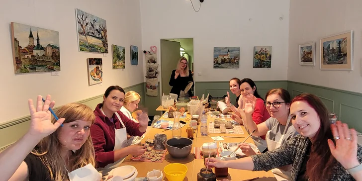 V inspirativním prostoru najdete veškeré pomůcky a zástěry připravené na místě. Kurz trvá cca 2 hodiny.