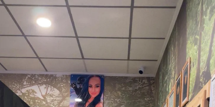 Začíná se konzultací a přesným určením typu pleti, navazuje důkladné čištění pomocí ultrazvukové špachtle nebo ručně.