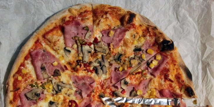 Americana (tomat, sýr, šunka, žampiony, kukuřice, oregano).