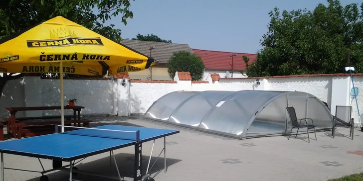 V teplých dnech se můžete na zahradě opalovat u bazénu.