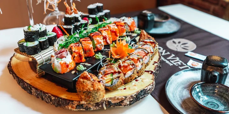 V nabídce jsou sety s 26 až 45 rolkami, v tom největším je navíc 6 plátků čerstvých ryb sashimi. 