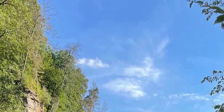 Procházka vede lesem, kolem vyhlídek a známých i skrytých míst. 
