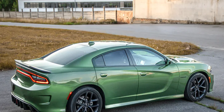 Můžete si vybrat mezi dravým Fordem Mustang a nekompromisním svalovcem Dodge Charger.
