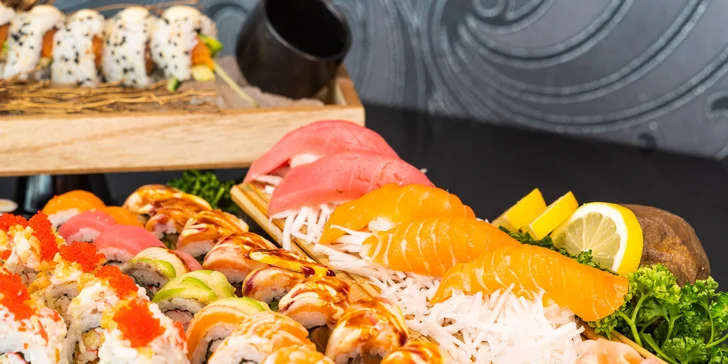 Chybět samozřejmě nebude ani sójovka, wasabi a u největší setu wakame salát.