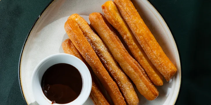 Sladkou bodkou na záver je 6 kusov chrumkavého Churros s teplou čokoládou.