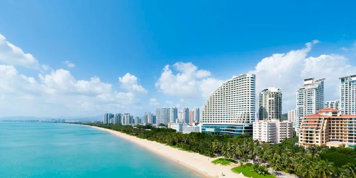 Moderní skvost ze sítě Marriott se tyčí přímo u vyhlášené písečné pláže Sanya Bay.