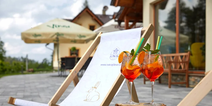 Drink na terase vás za hezkého počasí potěší.