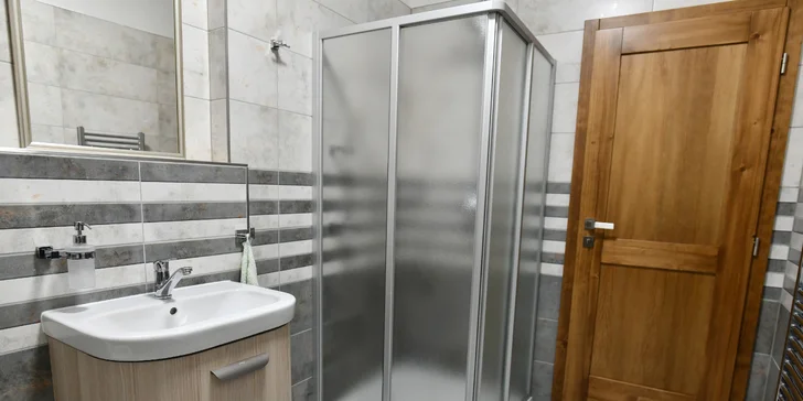 Každý pokoj má vlastní koupelnu se sprchou, WC a ručníky. 