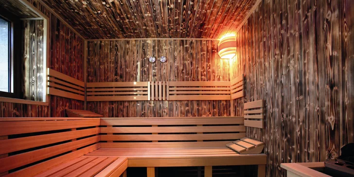 V rámci saunového světa, který je otevřený od 16:00 do 21:00 hod., se můžete těšit na parní aromatickou, suchou i infra saunu a venkovní ochlazovací bazének.