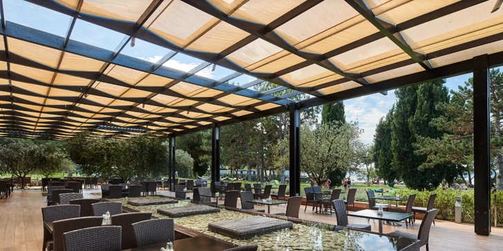 Je tu tiež pool bar a aperitív bar.