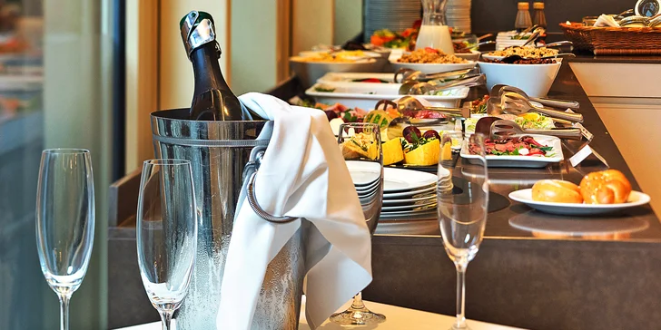 Bohatá bufetová snídaně v 5* hotelové restauraci pro 1 či 2 osoby, o víkendu i s proseccem