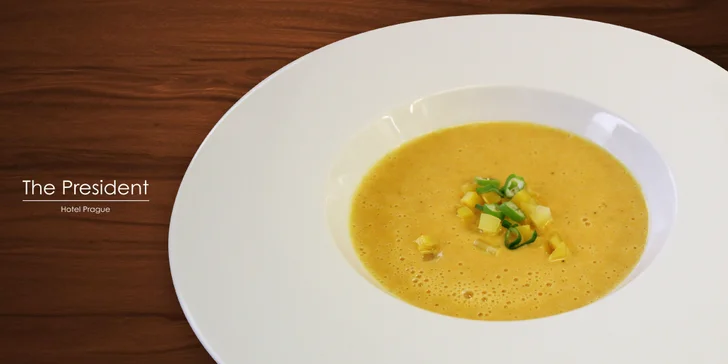 Po amuse-bouche přijde na řadu karotkový krém s brunoise ze žluté mrkve a jarní cibulkou.