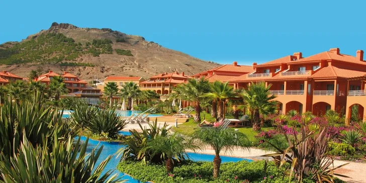 Hotel nabízí dva bazény a dětský bazén.