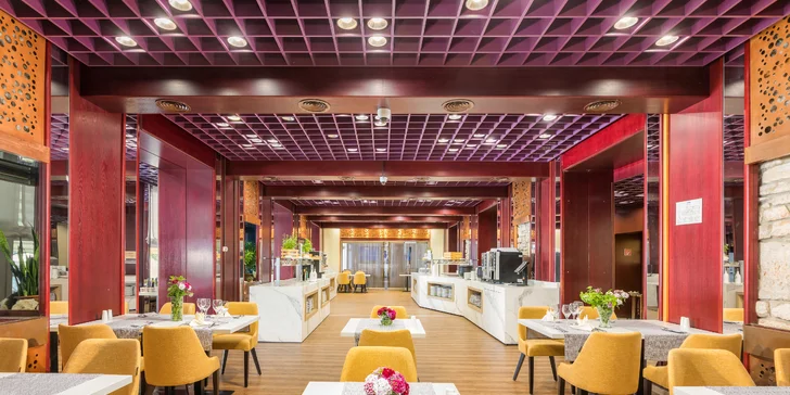 V blízkosti jsou restaurace a kavárny, určitě zkuste třeba místní vyhlášené sardinky. 