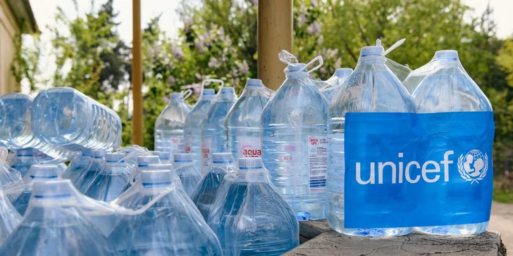  Balíček "Zdravá voda" obsahuje vedro na vodu a purifikačné tablety na vyčistenie 5 000 l vody. 