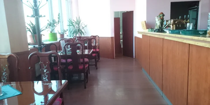 Nevztahuje se pouze na nápoje a polední menu. 