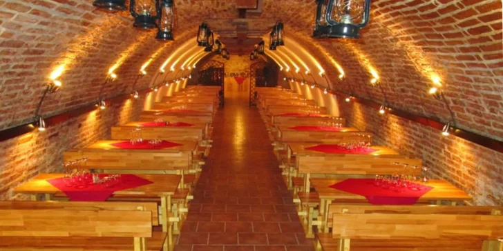 Chloubou hotelu je vlastní vinařství s vinárnou a vinným sklípkem.