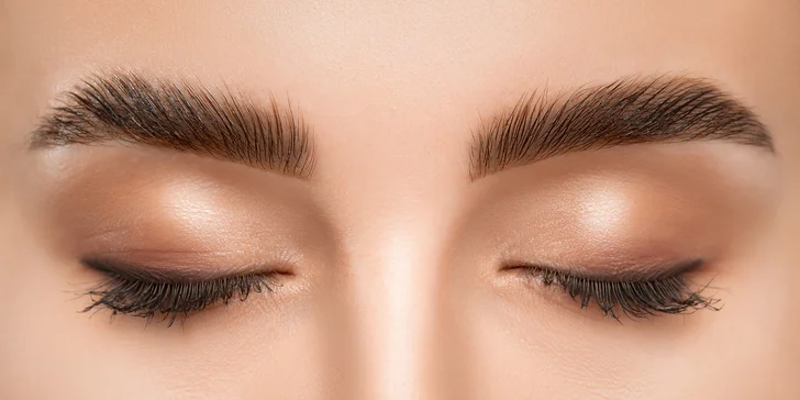 Zarovnané obočí i výraznější řasy bez prodlužování: laminace obočí i lash lifting