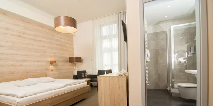 Spát budete ve dvoulůžkovém nebo třílůžkovém pokoji, případně prostorném apartmánu s kapacitou až 5 osob. 