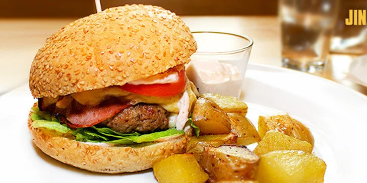 2× Royal burger a 2 saláty v Jiné krajině