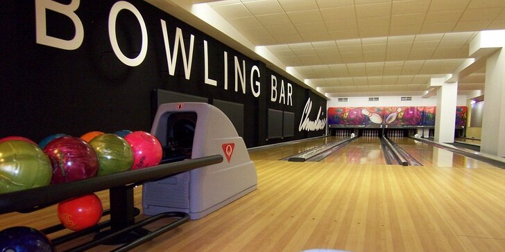 Hodina bowlingu a kuřecí stripsy v Bowling Baru Chmelnice