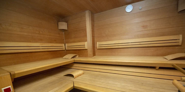 Ve wellness je sauna a parní lázeň.