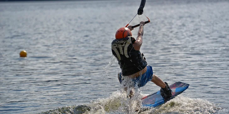 Wakeboarding či vodní lyžování na Seči